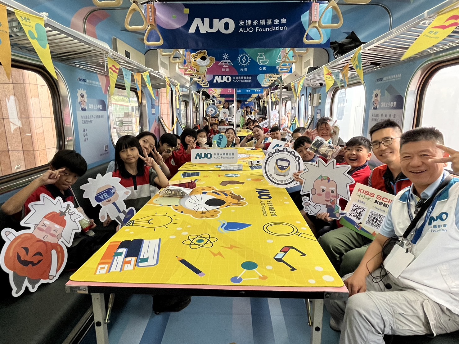 彩虹多多永續基金會參與「臺灣科普環島列車」，設計基礎科學車廂課程，以「淨零碳排和永續能源」為主題，讓學生透過創意實驗認識淨零知識，以及思考生活中的減碳行為