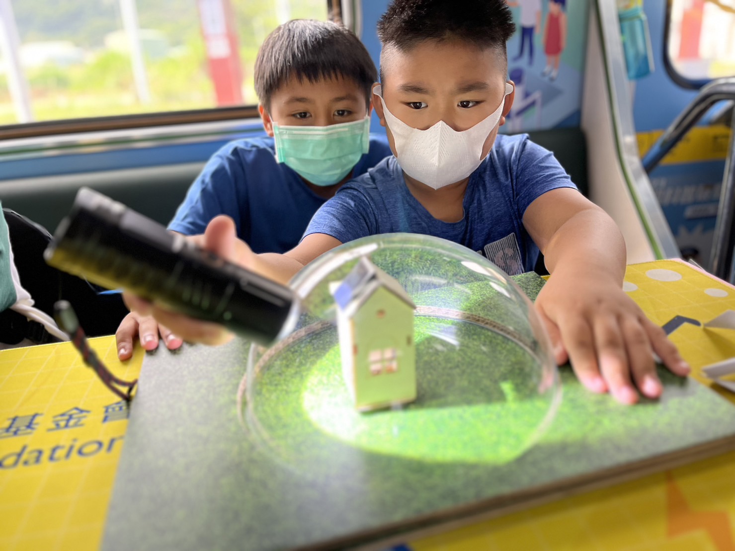 彩虹多多參與基礎科學主題車廂，以STEAM教學精神，設計「逐日科學家」、「太陽能工程師」以及「淨零建築師」三大能源科普課程和實驗